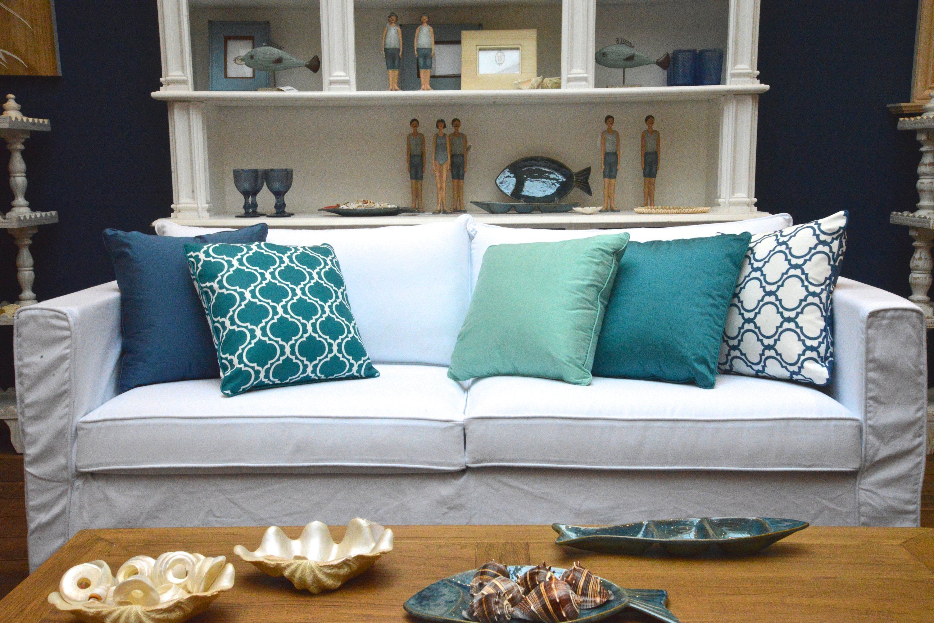 Almofadas azuis no sofá
