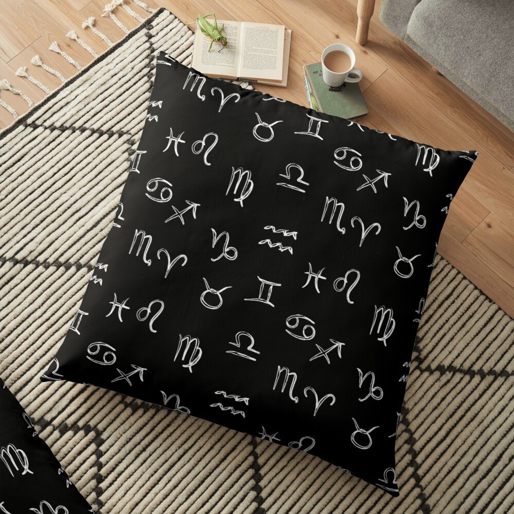 almofada preta com símbolos dos signos em branco