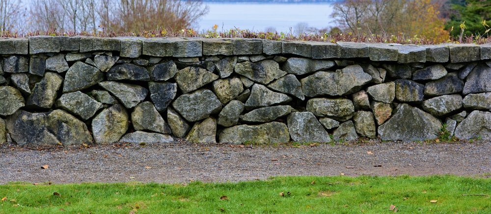 Muro de pedras e paisagismo