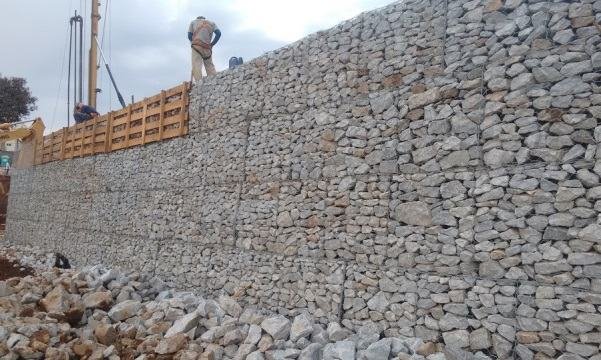 5.Muro de arrimo com pedra bruta para segurar o talude do terreno da  residência até a rua, sendo muro com certo…