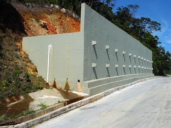 Qual é a melhor maneira de aplicar argamassa em um muro de contenção de  pedra antigo?