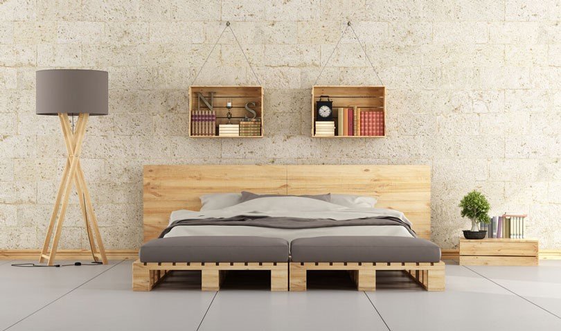 quarto com móveis feitos de pallets 
