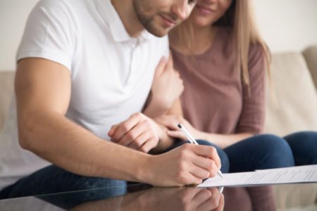 casal assinando contrato de locacao de imovel