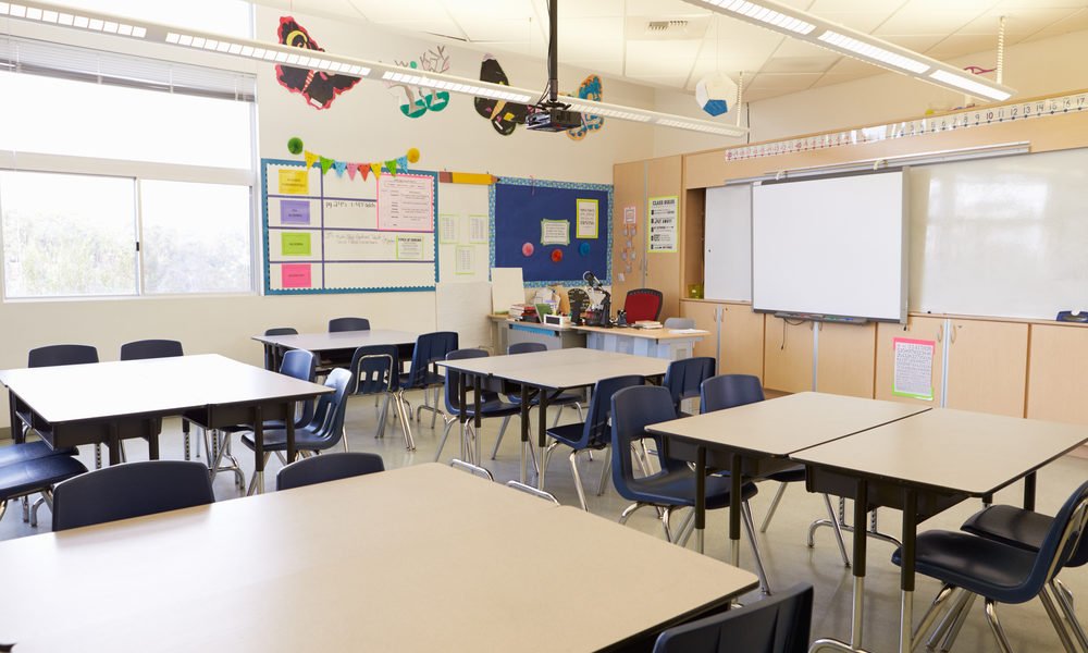 sala de aula com móveis alugados