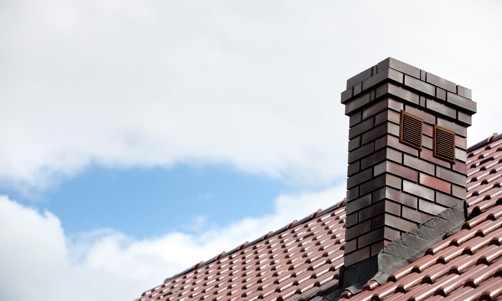 telhado com telhas de cerâmica e chaminé