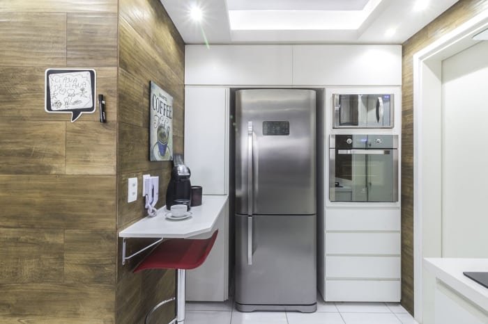 cozinha planejada com bancada lateral