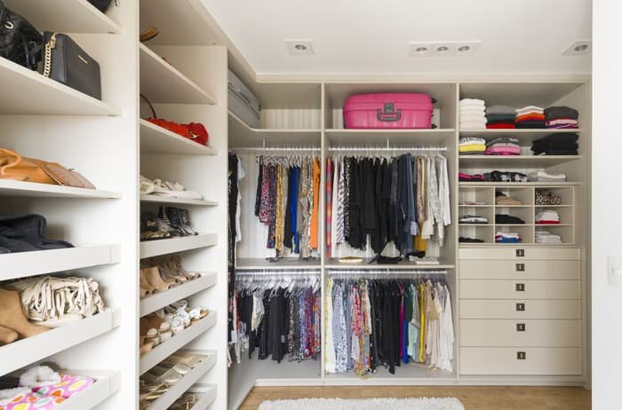 sapateira com prateleiras dentro do closet