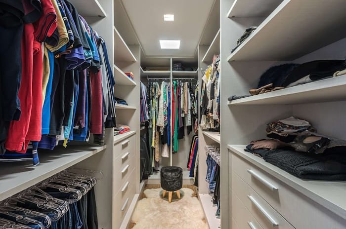 closet organizado em corredor