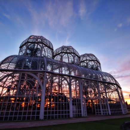 Curitiba está localizada no Estado do Paraná e é uma das cidades com maior IDH em todo o Brasil. Não é para menos que a cidade é considerada uma das melhores para viver.