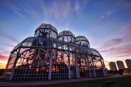 Curitiba está localizada no Estado do Paraná e é uma das cidades com maior IDH em todo o Brasil. Não é para menos que a cidade é considerada uma das melhores para viver.