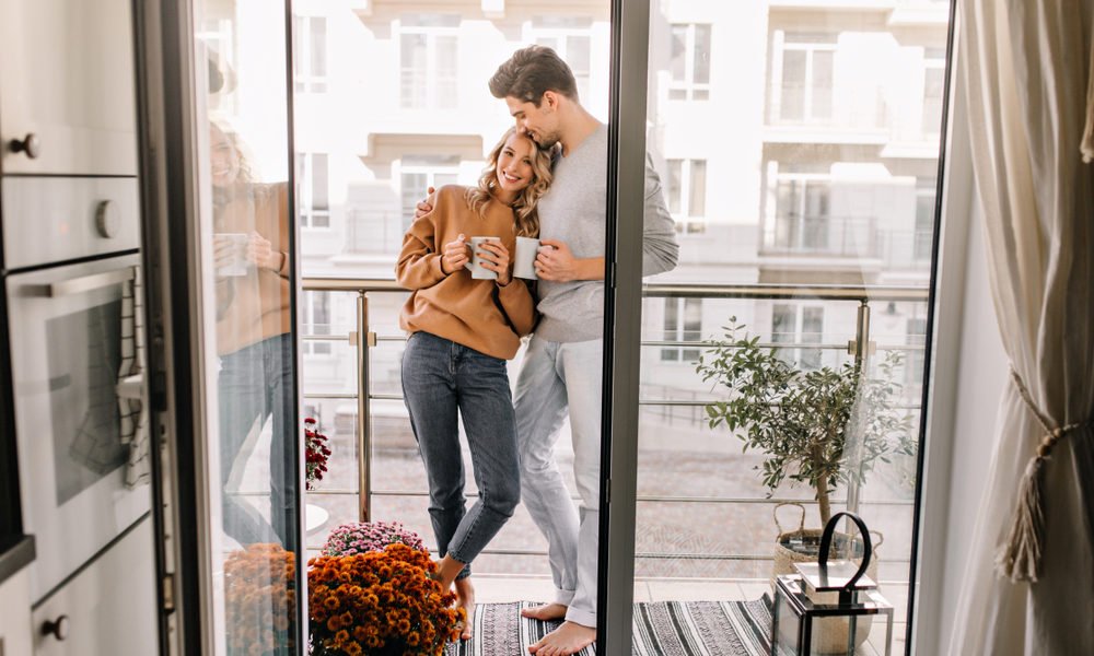 casal na sacada de apartamento