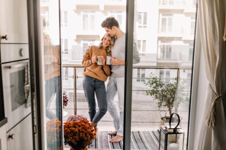 casal na sacada de apartamento