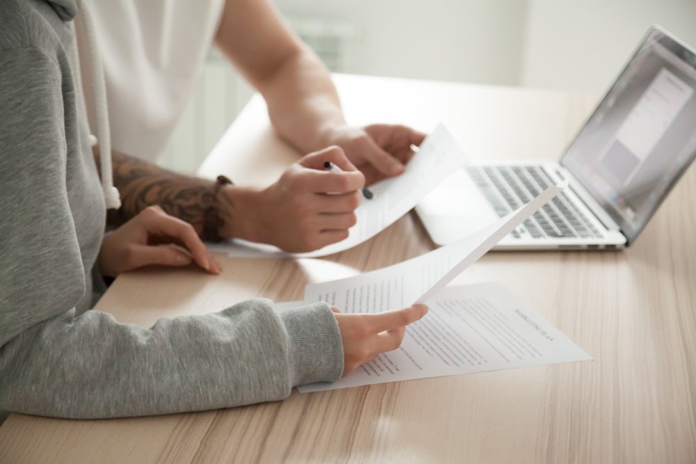 casal com laptop na mesa usa o simulador de financiamento