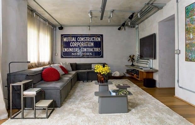 Estilo industrial em sofá e mais elementos da sala de estar