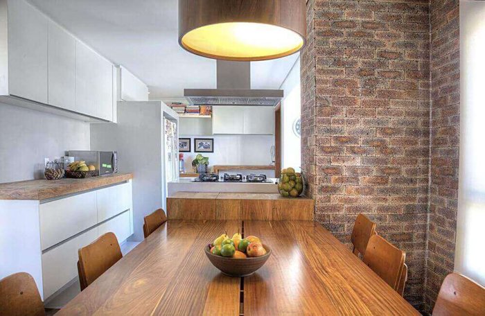 cozinha minimalista com madeira e revestimento de tijolos