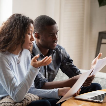 casal jovem olha para documentos