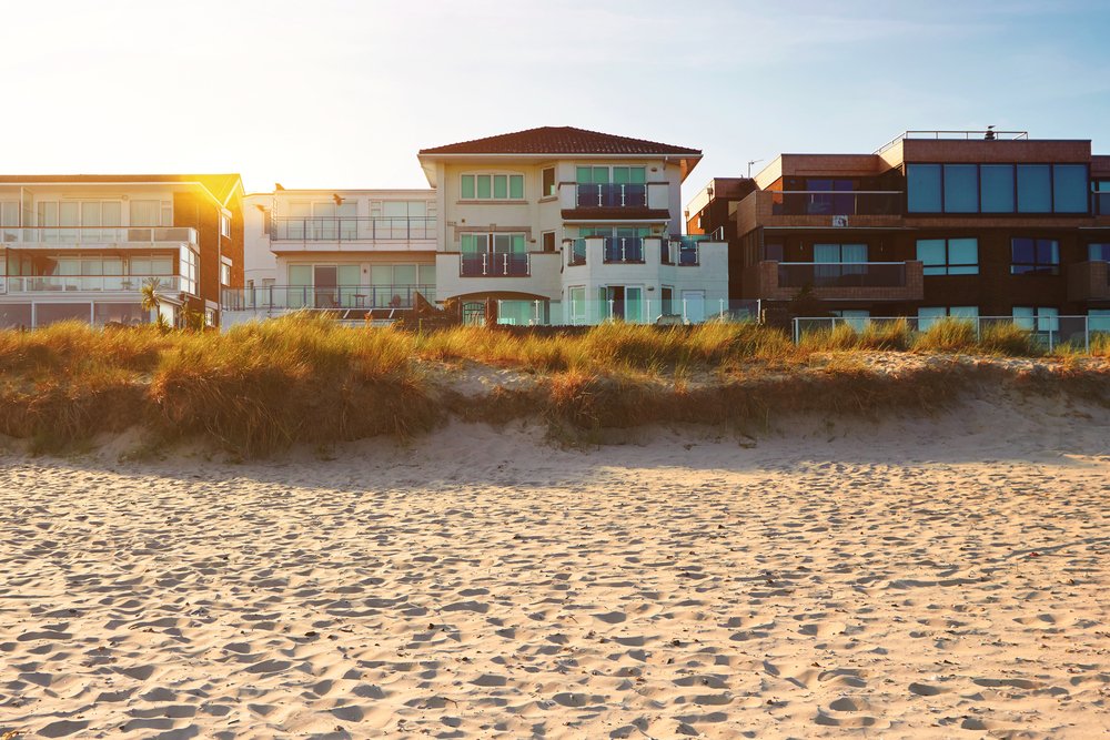 três casas de frente para a praia