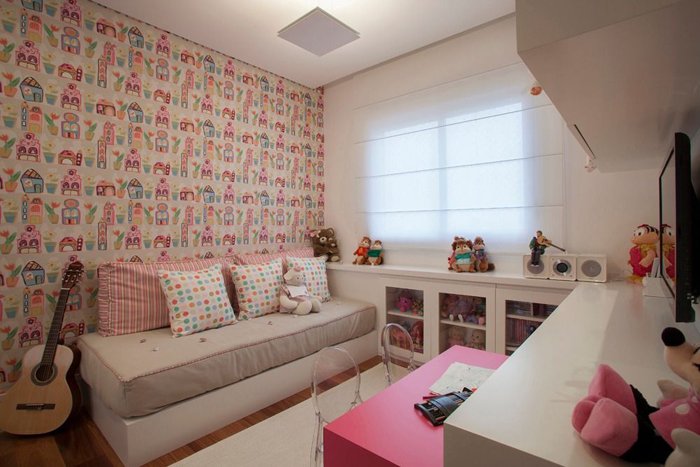 quarto feminino com papel de parede e detalhes em rosa