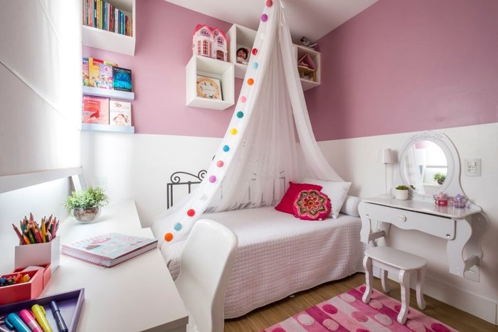 quarto de menina com meia parede em rosa