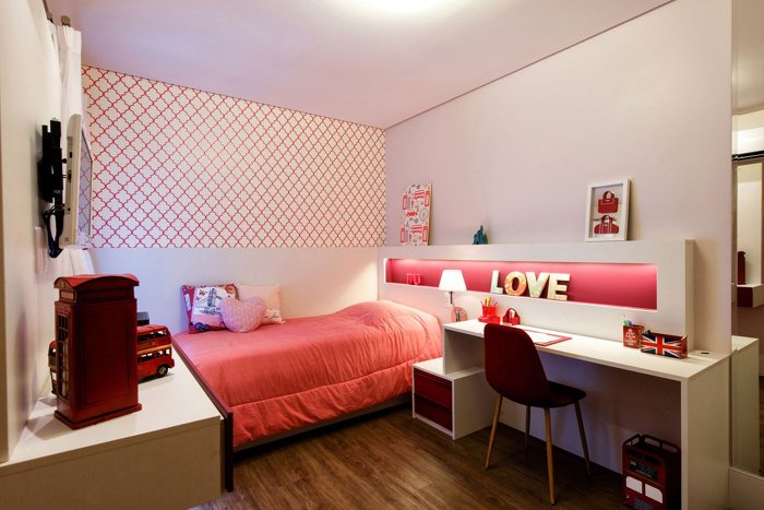 quarto de menina branco com detalhes em rosa na cama, móveis e papel de parede