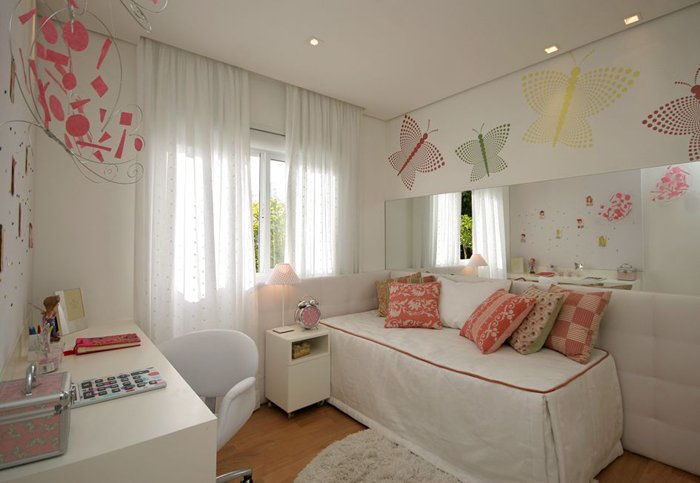 quarto de menina com decoração geométrica e colorida