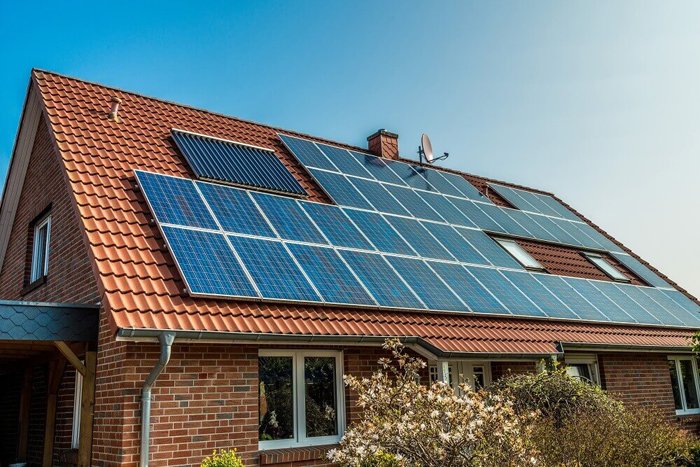 telhado com placas solares é uma alternativa para economizar em energia elétrica