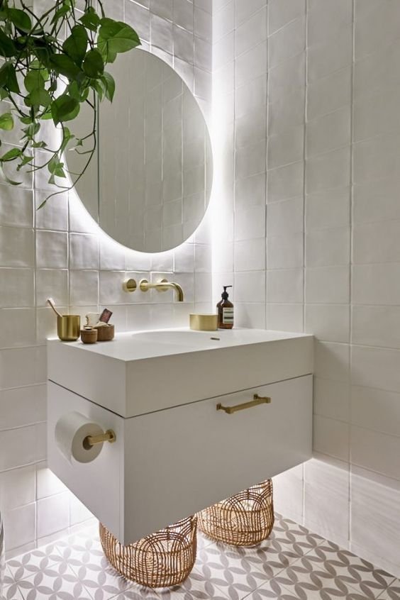 espelho redondo com LED acoplado em banheiro monocromático