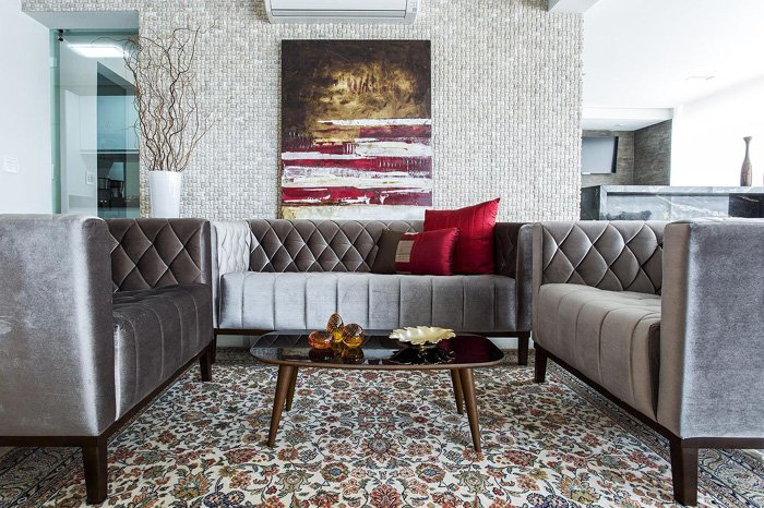 tapete floral combinado com sofás de veludo