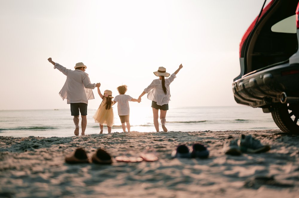 Família aproveitando as férias na praia.