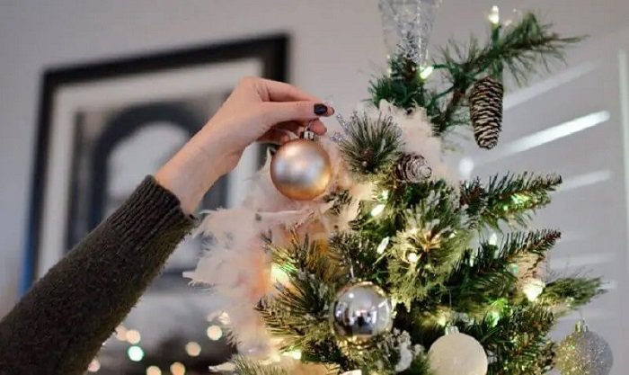 Saiba como montar uma árvore de Natal decorada com perfeição