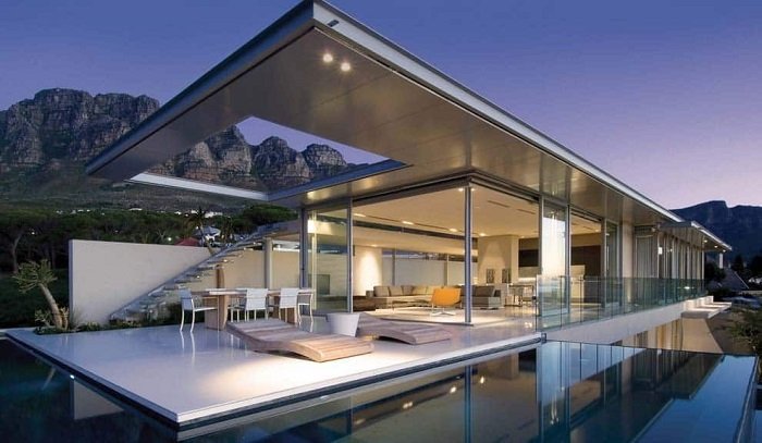 casa de luxo com piscina de borda infinita