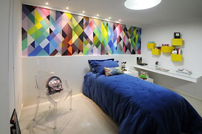 quarto com decoração colorida e cama box de solteiro