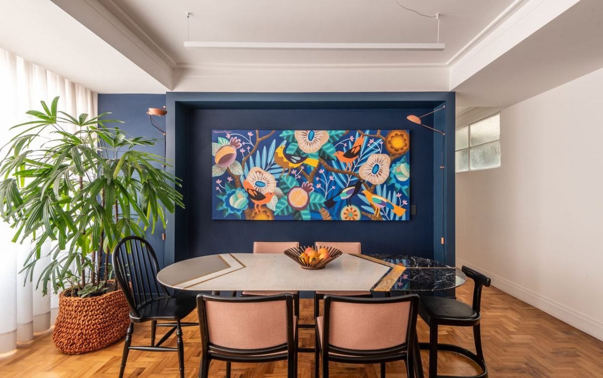 sala de jantar com mesa colorida