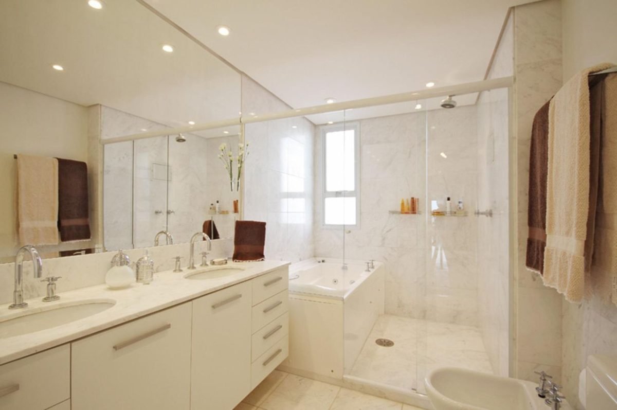 banheiro com mármore branco e banheira