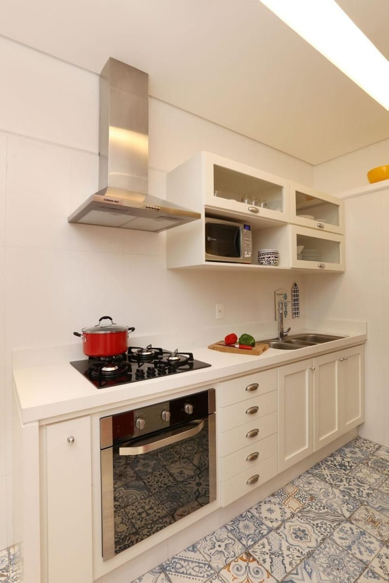 bancada com pia, fogão e forno em cozinha compacta