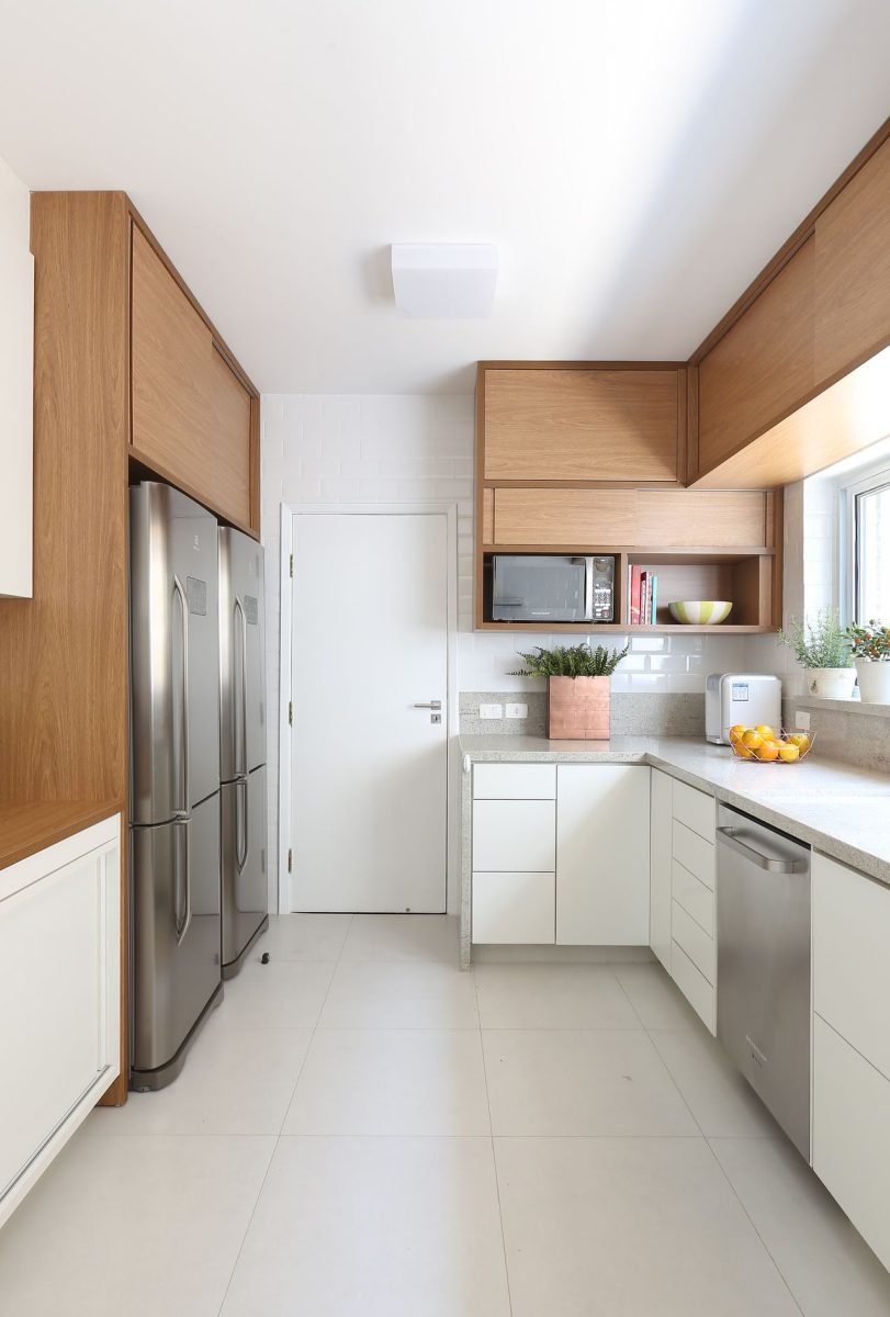 cozinha compacta com móveis planejados