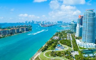 Vista aérea da cidade e rio que atravessa a cidade de Miami, Flórida, EUA