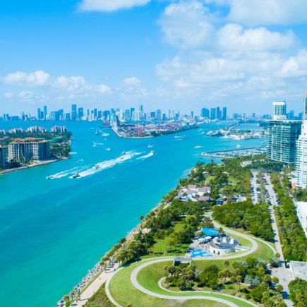 Vista aérea da cidade e rio que atravessa a cidade de Miami, Flórida, EUA