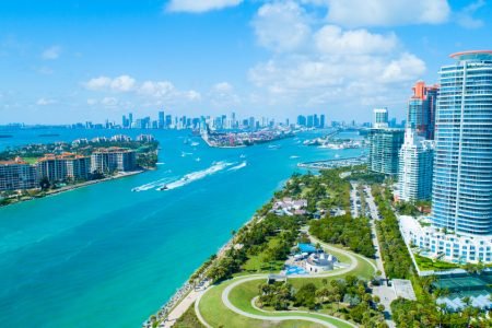 Vista aérea da cidade e rio que atravessa a cidade de Miami, Flórida, EUA