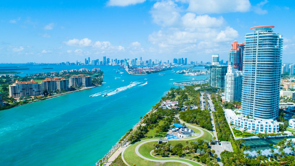 Vista aérea da cidade e rio que atravessa a cidade de Miami, Flórida, EUA