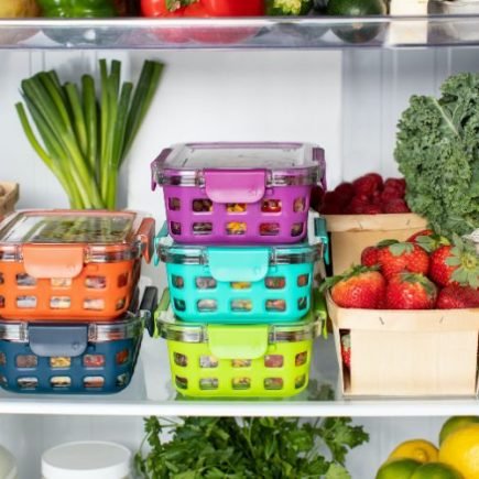 geladeira organizada com verduras, salada e outras comidas saudaveis