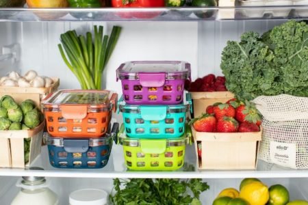 geladeira organizada com verduras, salada e outras comidas saudaveis