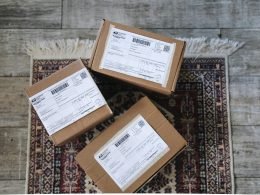 Caixas-de-encomendas-no-chao-de-uma-casa-com-etiquetas-de-codigo-postal
