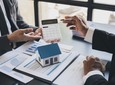 agente e cliente discutindo calculo de preco para contrato de compra ou locacao